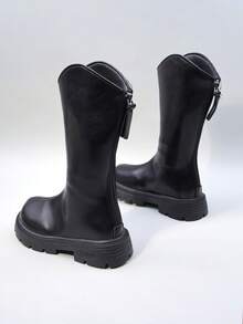 زوج من بوت الفتيات ذات الخامة اللامعة والسحاب الزخرفي، ذات رؤوس مستديرة وأعلى مرتفع، مريحة وعصرية، ذات نعل سميك ومنخفض، بطراز غربي رجعي، مناسبة للمدرسة والارتداء اليومي