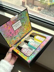 Set de 3 piezas x 60ml Bruma de Fragancia Soñadora, Edición Limitada, 3 opciones de aroma. Ambientador para uso en interiores y exteriores. Bruma revitalizante multicapa con fragancia natural duradera y cautivadora. Libera un elegante aroma a jazmín, lirio del valle y gardenia, adecuado para citas, fiestas, reuniones, vacaciones, hogar, hotel, oficina, regalo ideal para familiares y amigos.