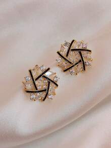 1 par de pendientes de botón con flores francesas vintage, camelias huecas con diseño de cruz, con cristales de strass para mujeres, accesorio elegante para otoño/invierno