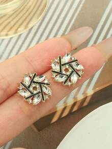 1 par de pendientes de botón con flores francesas vintage, camelias huecas con diseño de cruz, con cristales de strass para mujeres, accesorio elegante para otoño/invierno