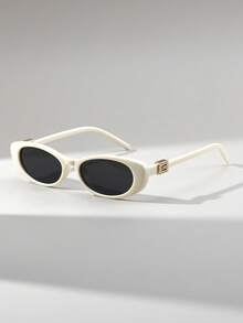 1副女士猫眼小框个性化眼镜，复古装饰镜腿，时尚百搭街头风，高端大气。