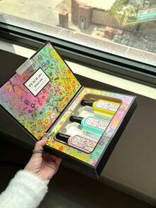 Set de 3 piezas x 60ml Bruma de Fragancia Soñadora, Edición Limitada, 3 opciones de aroma. Ambientador para uso en interiores y exteriores. Bruma revitalizante multicapa con fragancia natural duradera y cautivadora. Libera un elegante aroma a jazmín, lirio del valle y gardenia, adecuado para citas, fiestas, reuniones, vacaciones, hogar, hotel, oficina, regalo ideal para familiares y amigos.