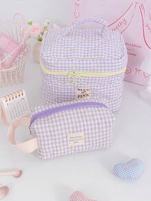 这款蓝色格子绗缝包小巧便携，适合万圣节等各种场合，可作化妆包、糖果袋、时尚休闲的大容量便携式拉链化妆包、旅行文具收纳包、度假必备化妆包，可收纳耳机、充电器、口红、化妆品、香水、护肤品和美容产品，也可用于家居装饰。适合送给妈妈、护士、学生、女学生、钥匙等，也是节日礼物的理想之选。这款化妆包用途广泛，可用于旅行、化妆收纳、化妆包、化妆包、化妆品收纳、化妆整理等。此外，它还可用于旅行、化妆包、化妆包、化妆包、旅行必备、化妆配件、小型化妆包、化妆包、化妆品包、旅行必备、大容量、大号化妆包、圣诞礼物、化妆包、旅行、送给女性的旅行礼物等。必备单品、化妆包、手拿包/小手提包、化妆品收纳包、化妆刷收纳包、化妆包、迷你化妆包、大容量化妆包、女士礼物、圣诞礼物、女士礼物创意 - 淡紫色 - 查看 9