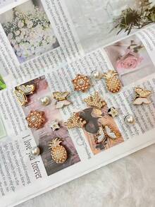 16 szt. DIY Ogrodowe Buty Ozdobne Złote Kryształki Korona Perłowa Ananas, Wyjmowane Klipsy do Butów Pasujące Do Sandałów Plażowych, Butów z Wycięciami, Na Wszystkie Pory Roku, Prezentów Świątecznych