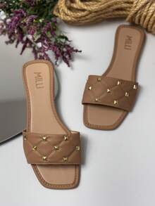 Renata Milli Rasteirinha Milli Elegante Feminina  Praia    elegante    PU    Apliques    Spikes Tachinhas  Praia    Verão - Marrom Claro - Visão 4