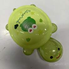 Sanrio 11 pièces Tortue géante Sanrio phosphorescente de 17 cm + 1 pièce boîte de rangement ouvrable, peluche de tortue super géante, convient pour les cadeaux de fête, la décoration de la maison, les cadeaux d'anniversaire, les faveurs et les vœux pour les fêtes, la décoration de Noël et d'Halloween (livré avec 10 pièces de tortue Sanrio moyenne de 3,2 cm)