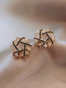 1 par de pendientes de botón con flores francesas vintage, camelias huecas con diseño de cruz, con cristales de strass para mujeres, accesorio elegante para otoño/invierno