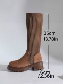 Botas Longas de Plataforma com Bico Redondo Retrô em Camurça e Retalhos para Mulheres, Material Macio Reduz a Sensação de Aperto, Sola Confortável Super Macia e Fácil de Usar, Tecido Interno Respirável, Design de Panturrilha Ajustado que Afina e Alonga as Pernas, Cor Nude Atemporal, Estilo Versátil para Uso Diário
