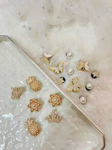 16 szt. DIY Ogrodowe Buty Ozdobne Złote Kryształki Korona Perłowa Ananas, Wyjmowane Klipsy do Butów Pasujące Do Sandałów Plażowych, Butów z Wycięciami, Na Wszystkie Pory Roku, Prezentów Świątecznych