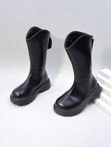 زوج من بوت الفتيات ذات الخامة اللامعة والسحاب الزخرفي، ذات رؤوس مستديرة وأعلى مرتفع، مريحة وعصرية، ذات نعل سميك ومنخفض، بطراز غربي رجعي، مناسبة للمدرسة والارتداء اليومي