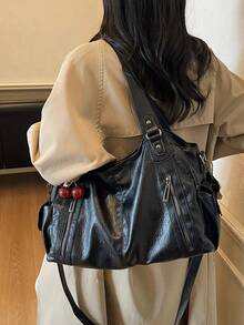 这是一款经典时尚的多功能纯色大容量复古PU皮单肩包，饰有樱桃吊坠，采用拉链设计，是一款女士通勤包。非常适合购物、旅行、通勤等各种场合。 - 黑色 - 查看 8