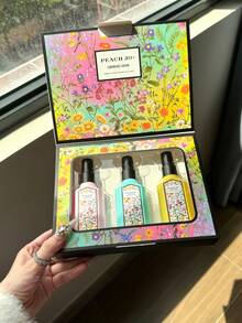 Set de 3 piezas x 60ml Bruma de Fragancia Soñadora, Edición Limitada, 3 opciones de aroma. Ambientador para uso en interiores y exteriores. Bruma revitalizante multicapa con fragancia natural duradera y cautivadora. Libera un elegante aroma a jazmín, lirio del valle y gardenia, adecuado para citas, fiestas, reuniones, vacaciones, hogar, hotel, oficina, regalo ideal para familiares y amigos.