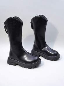 زوج من بوت الفتيات ذات الخامة اللامعة والسحاب الزخرفي، ذات رؤوس مستديرة وأعلى مرتفع، مريحة وعصرية، ذات نعل سميك ومنخفض، بطراز غربي رجعي، مناسبة للمدرسة والارتداء اليومي