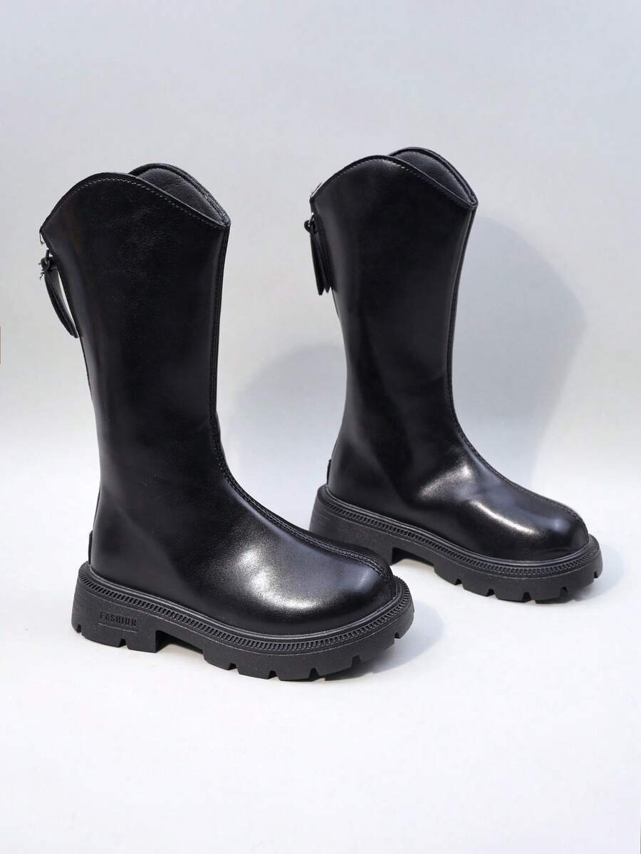 زوج من بوت الفتيات ذات الخامة اللامعة والسحاب الزخرفي، ذات رؤوس مستديرة وأعلى مرتفع، مريحة وعصرية، ذات نعل سميك ومنخفض، بطراز غربي رجعي، مناسبة للمدرسة والارتداء اليومي