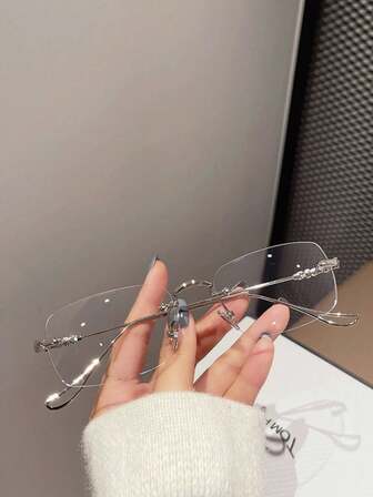 1 Pair Of Metal-Framed Light Glasses With Transparent Lenses, Suitable For Both Men And Women, Are Available In Silver And Gold Frames. They Combine Both Protective And Fashionable Features, Making Them Ideal For Students To Wear When Engaging In Activities Such As Computer Reading, Playing Games, Watching TV Or Using Mobile Phones After Returning To School. They Can Relieve Eye Fatigue And Block Ultraviolet Rays.