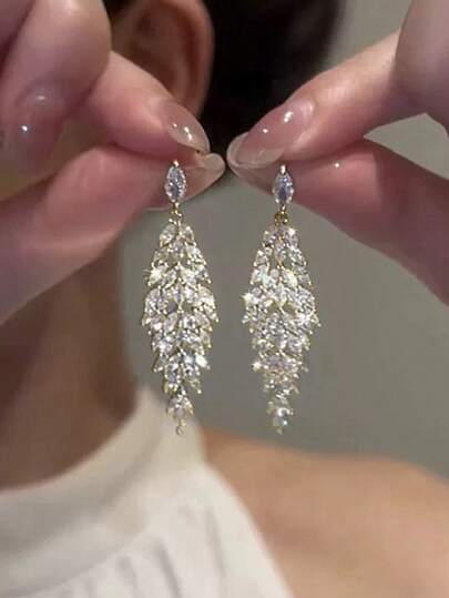 1 对优雅高端奢华水钻镶嵌流苏设计耳环，适合女性在宴会、庆典、婚礼和节日佩戴