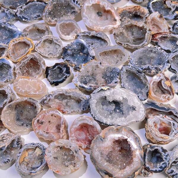 Achat Kristallhöhle, mehrfarbiges asymmetrisches Cluster, Rohstein Mineralien Geschenkkollektion, einzigartiges Zuhause Dekor Geschenk Feiertags Dekoration