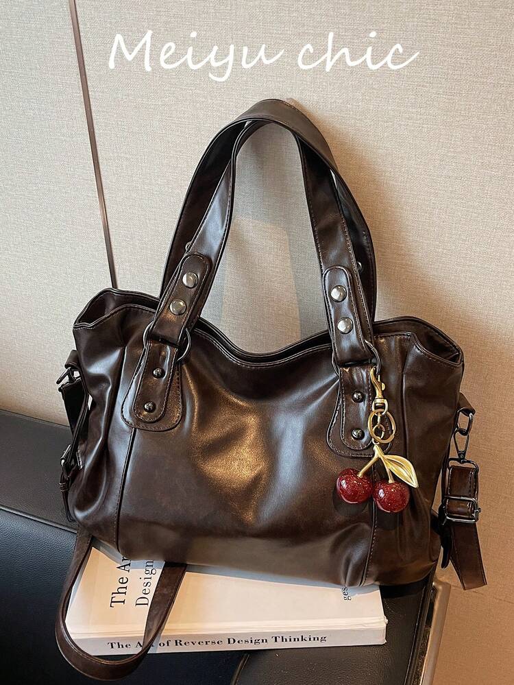 Ce sac à bandoulière multifonctionnel classique et élégant de couleur unie est conçu avec une grande capacité et un tissu PU rétro. Il est orné d'un pendentif cerise pour le sac à main et d'une fermeture à glissière, parfait pour différentes occasions comme le shopping, les voyages et les déplacements professionnels.