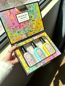 Set de 3 piezas x 60ml Bruma de Fragancia Soñadora, Edición Limitada, 3 opciones de aroma. Ambientador para uso en interiores y exteriores. Bruma revitalizante multicapa con fragancia natural duradera y cautivadora. Libera un elegante aroma a jazmín, lirio del valle y gardenia, adecuado para citas, fiestas, reuniones, vacaciones, hogar, hotel, oficina, regalo ideal para familiares y amigos.