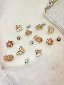 16 szt. DIY Ogrodowe Buty Ozdobne Złote Kryształki Korona Perłowa Ananas, Wyjmowane Klipsy do Butów Pasujące Do Sandałów Plażowych, Butów z Wycięciami, Na Wszystkie Pory Roku, Prezentów Świątecznych