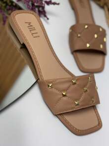 Renata Milli Rasteirinha Milli Elegante Feminina  Praia    elegante    PU    Apliques    Spikes Tachinhas  Praia    Verão - Marrom Claro - Visão 3