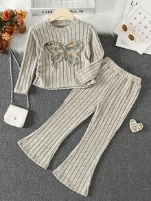 بلوزة كريو ذات أكمام طويلة مزينة بتطريز فراشة وبنطال واسع، طقم ملابس كاجوال مريح وأنيق، مناسب للارتداء اليومي