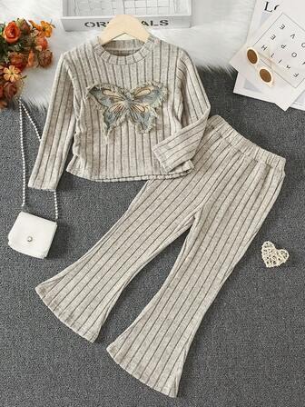 Ensemble décontracté composé d'un t-shirt à manches longues col rond côtelé avec application papillon pour jeune fille et d'un pantalon évasé. Confortable et , convient pour le port quotidien