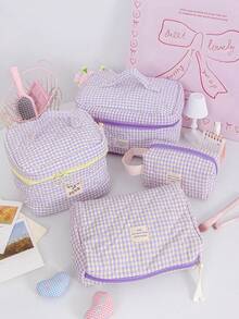 这款蓝色格子绗缝包小巧便携，适合万圣节等各种场合，可作化妆包、糖果袋、时尚休闲的大容量便携式拉链化妆包、旅行文具收纳包、度假必备化妆包，可收纳耳机、充电器、口红、化妆品、香水、护肤品和美容产品，也可用于家居装饰。适合送给妈妈、护士、学生、女学生、钥匙等，也是节日礼物的理想之选。这款化妆包用途广泛，可用于旅行、化妆收纳、化妆包、化妆包、化妆品收纳、化妆整理等。此外，它还可用于旅行、化妆包、化妆包、化妆包、旅行必备、化妆配件、小型化妆包、化妆包、化妆品包、旅行必备、大容量、大号化妆包、圣诞礼物、化妆包、旅行、送给女性的旅行礼物等。必备单品、化妆包、手拿包/小手提包、化妆品收纳包、化妆刷收纳包、化妆包、迷你化妆包、大容量化妆包、女士礼物、圣诞礼物、女士礼物创意 - 淡紫色 - 查看 2