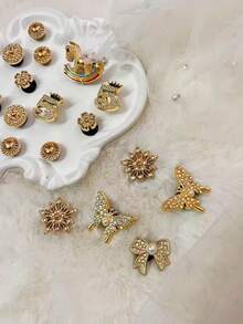 18 szt. złotych klipsów do butów z kryształkami górskimi i perłami w kształcie motyli, odpinane ozdobne guziki, odpowiednie do obuwia ogrodowego, plażowego, butów z wycięciami, na każdą porę roku, prezentów świątecznych