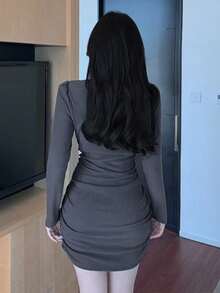 Đầm ôm sát cổ chữ V xếp ly, tôn dáng và làm thon gọn, thanh lịch cho mùa Thu/Đông. - Xám - Xem 4