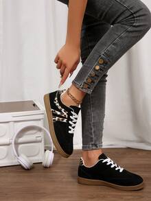 1 双全新女式 2025 豹纹装饰平底运动鞋，休闲滑板鞋，适合日常休闲、户外徒步，多功能，尺码 35-43（建议订购大一码） - 黑色 - 查看 5