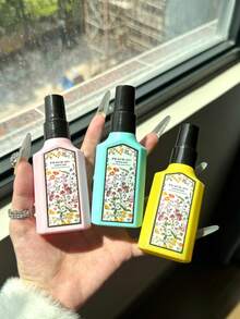 Set de 3 piezas x 60ml Bruma de Fragancia Soñadora, Edición Limitada, 3 opciones de aroma. Ambientador para uso en interiores y exteriores. Bruma revitalizante multicapa con fragancia natural duradera y cautivadora. Libera un elegante aroma a jazmín, lirio del valle y gardenia, adecuado para citas, fiestas, reuniones, vacaciones, hogar, hotel, oficina, regalo ideal para familiares y amigos.