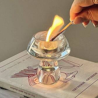 1个可爱蘑菇造型烛台，透明玻璃材质，适用于桌面装饰、茶蜡烛台，适合节日装饰和田园风装饰。