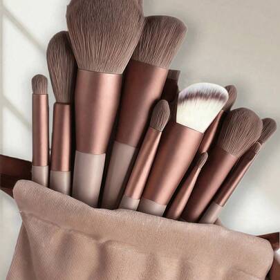  Ailiya 13件套化妆刷套装，柔软蓬松，包含专业粉底刷、散粉刷、眼影晕染刷，附赠化妆包和美妆蛋，是送给化妆新手的绝佳礼物，随机棕色系。化妆刷采用柔软纤维材质，方便携带。套装包含：化妆刷套装、化妆刷套装、化妆刷套装、全套化妆工具、化妆刷套装、化妆礼品套装、赠品、专业化妆刷、全套化妆工具。