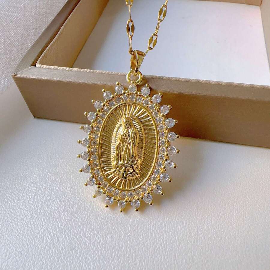 Modny, zabytkowy naszyjnik z wisiorkiem z wizerunkiem Matki Boskiej, spersonalizowany, delikatny łańcuszek na obojczyk