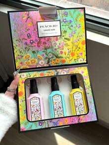 Set de 3 piezas x 60ml Bruma de Fragancia Soñadora, Edición Limitada, 3 opciones de aroma. Ambientador para uso en interiores y exteriores. Bruma revitalizante multicapa con fragancia natural duradera y cautivadora. Libera un elegante aroma a jazmín, lirio del valle y gardenia, adecuado para citas, fiestas, reuniones, vacaciones, hogar, hotel, oficina, regalo ideal para familiares y amigos.