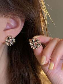 1 par de pendientes de botón con flores francesas vintage, camelias huecas con diseño de cruz, con cristales de strass para mujeres, accesorio elegante para otoño/invierno