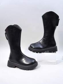 زوج من بوت الفتيات ذات الخامة اللامعة والسحاب الزخرفي، ذات رؤوس مستديرة وأعلى مرتفع، مريحة وعصرية، ذات نعل سميك ومنخفض، بطراز غربي رجعي، مناسبة للمدرسة والارتداء اليومي