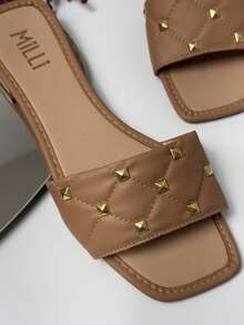Renata Milli Rasteirinha Milli Elegante Feminina  Praia    elegante    PU    Apliques    Spikes Tachinhas  Praia    Verão - Marrom Claro - Visão 2