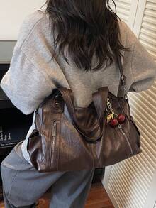 时尚多功能纯色单肩包，采用大容量复古PU材质，饰以樱桃吊坠，拉链封口，女士通勤包，适合购物、旅行和通勤等场合。 - 查看 5