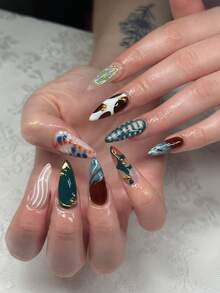 24 piezas de uñas postizas con forma de almendra en caja de regalo. Incluye diseños de moda con elementos múltiples, pintados a mano, con patrones de cocodrilo verde, ondas de agua blanca, degradado de polvo dorado y estrellas. Ideales para uso diario, fiestas, viajes y ocasiones especiales. Viene con pegamento de gelatina y una lima.