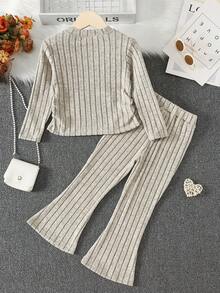 بلوزة كريو ذات أكمام طويلة مزينة بتطريز فراشة وبنطال واسع، طقم ملابس كاجوال مريح وأنيق، مناسب للارتداء اليومي