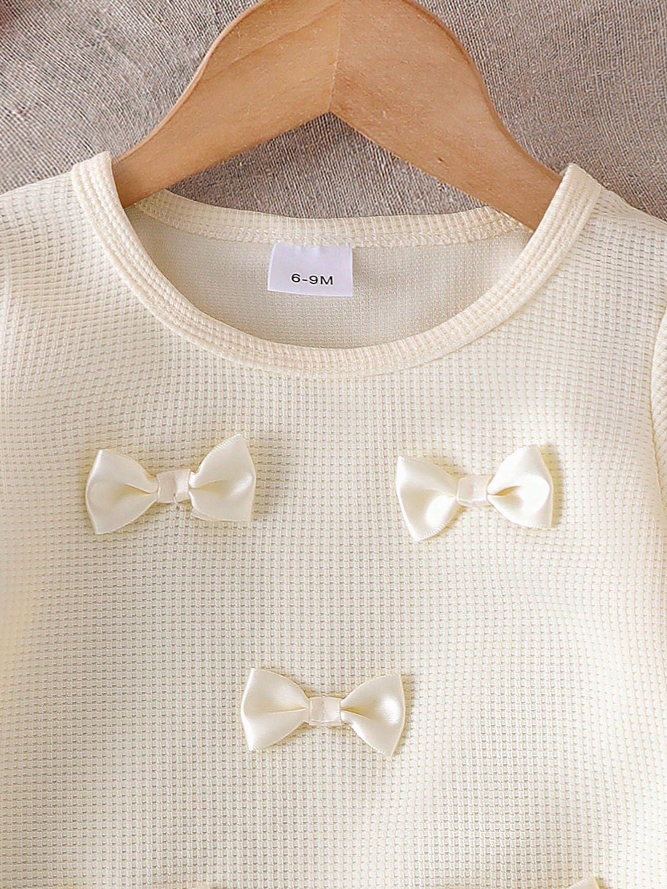 طقم بنطلون جينز عصري بخصر مطّاطي وتيشرت بأكمام طوي...