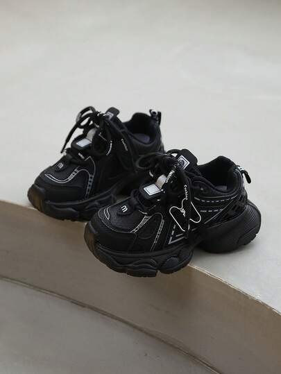 A Pair Of Children's Sneakers, Featuring Lightweight Soles And A Soft Upper, Is A Leather-Surfaced Running Shoe With A Sporty Style. It Is Suitable For Children's Casual Sports, Outdoor Travel, And Wearing In Spring And Autumn