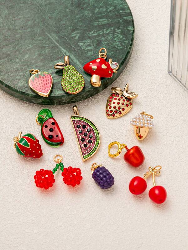1 pièce Série de fruits mignons et doux, pendentif en zirconium de pastèque, raisin, fraise, champignon, pomme, poire, plaqué or 18 carats, peut être utilisé pour créer des colliers, bracelets, boucles d'oreilles, sacs à dos DIY. Peut être utilisé comme pendentif porte-bonheur pour les épouses, mères et petites amies