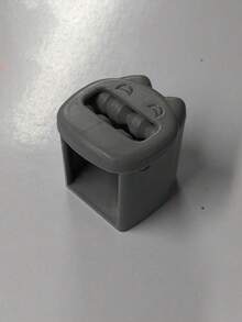 1个葵花籽剥壳工具，采用ABS材质制成，颜色（红色、灰色）适用于客厅、户外、房间、学校、家用瓜子剥壳器、开瓶器、厨房配件，送给朋友、女朋友、兄弟、女友的礼物，返校季节（表面有些轻微划痕属于正常现象）