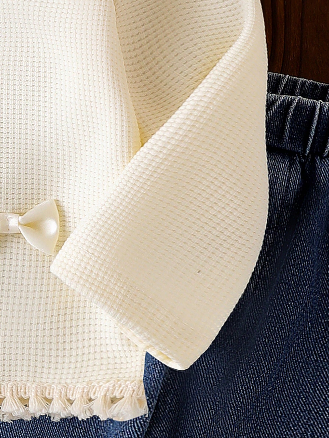 طقم بنطلون جينز عصري بخصر مطّاطي وتيشرت بأكمام طوي...