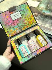 Set de 3 piezas x 60ml Bruma de Fragancia Soñadora, Edición Limitada, 3 opciones de aroma. Ambientador para uso en interiores y exteriores. Bruma revitalizante multicapa con fragancia natural duradera y cautivadora. Libera un elegante aroma a jazmín, lirio del valle y gardenia, adecuado para citas, fiestas, reuniones, vacaciones, hogar, hotel, oficina, regalo ideal para familiares y amigos.