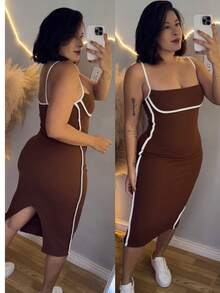 Women's Fitted Dress With White Details. Midi Length, Fitted To The Body, With A Small Slit At The Back Hem. White Thin Straps And White Detail That Accentuates The Elegant Bust, - 棕色和白色 - 查看 1