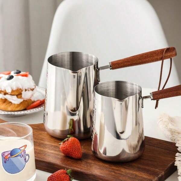 1pc Stainless Steel Milk Frothing Pitcher With Scale, Milk Steamer, Wax Melting Cup, Heat-Resistant Wooden Handle, Compatible With Induction Cooktop, Suitable For Latte Art, Coffee Shop, Home Use, 250ml/350ml/600ml/900ml